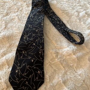 Luxurious Black and Gold Tie with Elegant Design